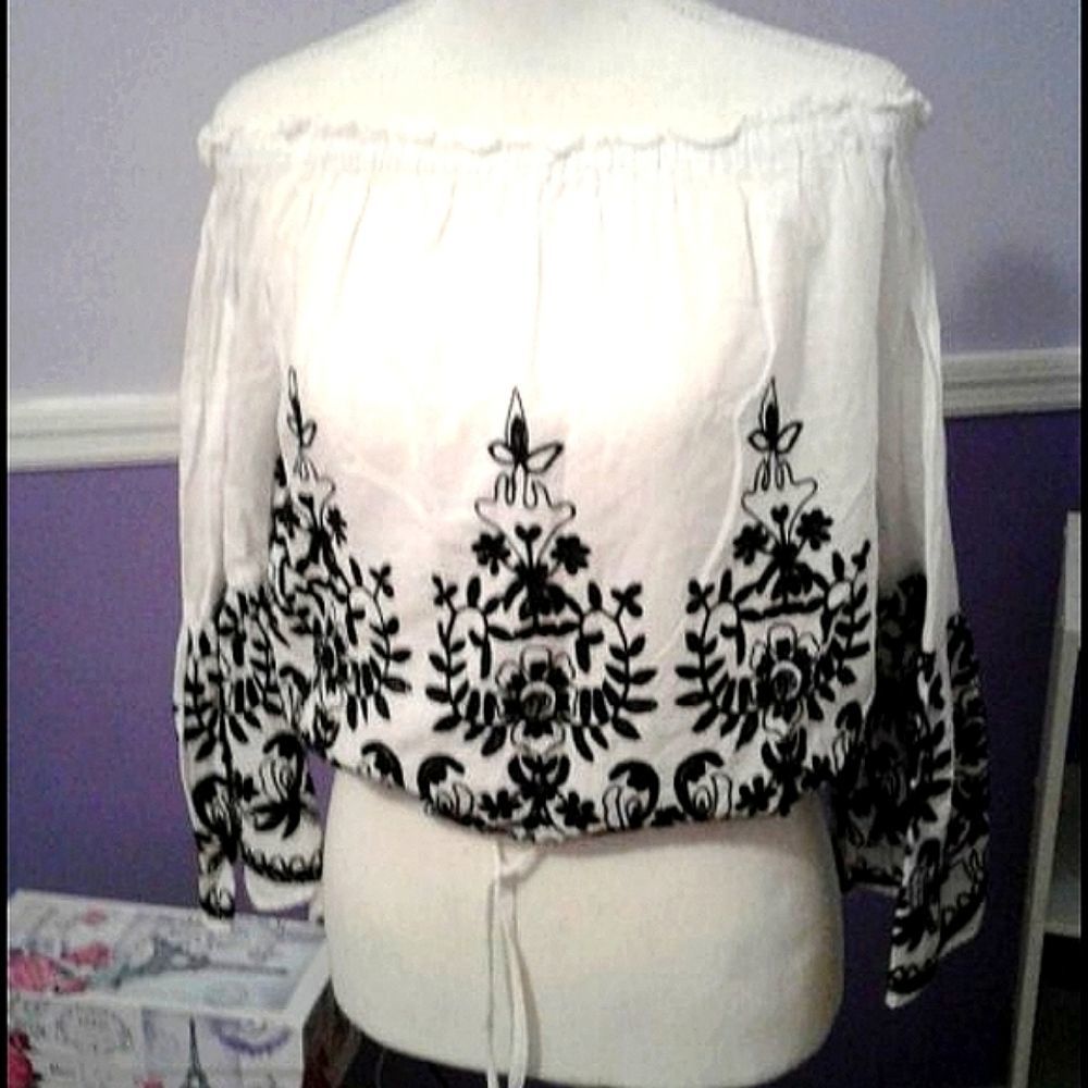 New Mode Boho White Black Embroidered Off-shoulder Bell Sleeves Cropped Top S